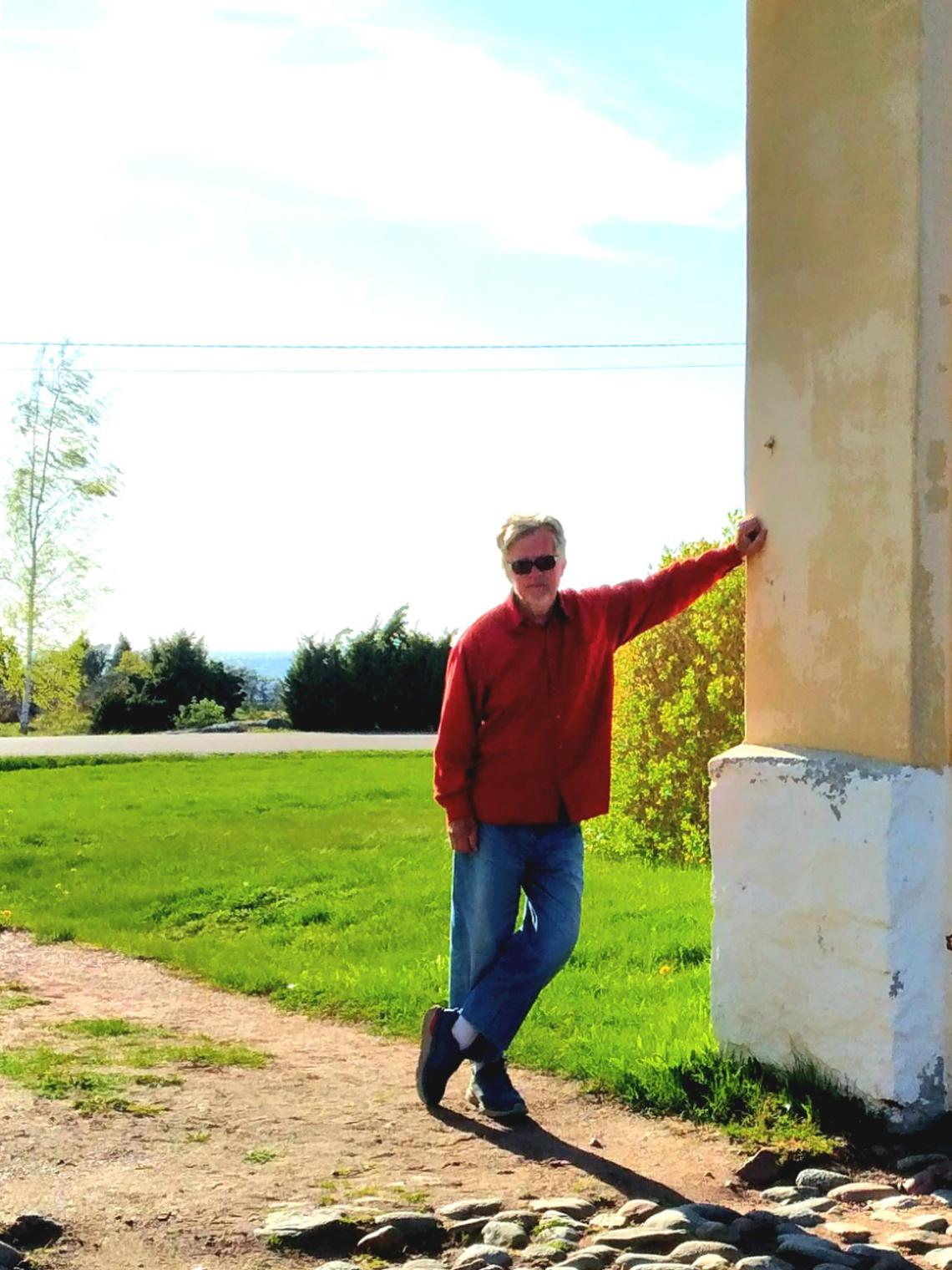 Peter Lång vid ingången till Eckerö post- och tullhus innergård.